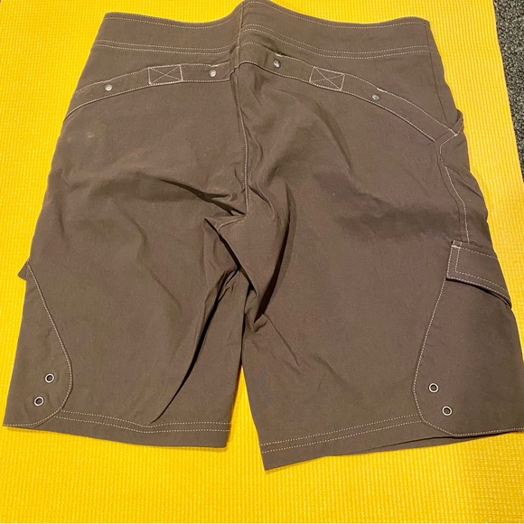 Athleta Shorts 🩳 grayish/ brown size 8 nylon. Lots of pockets - Picture 2 of 3
